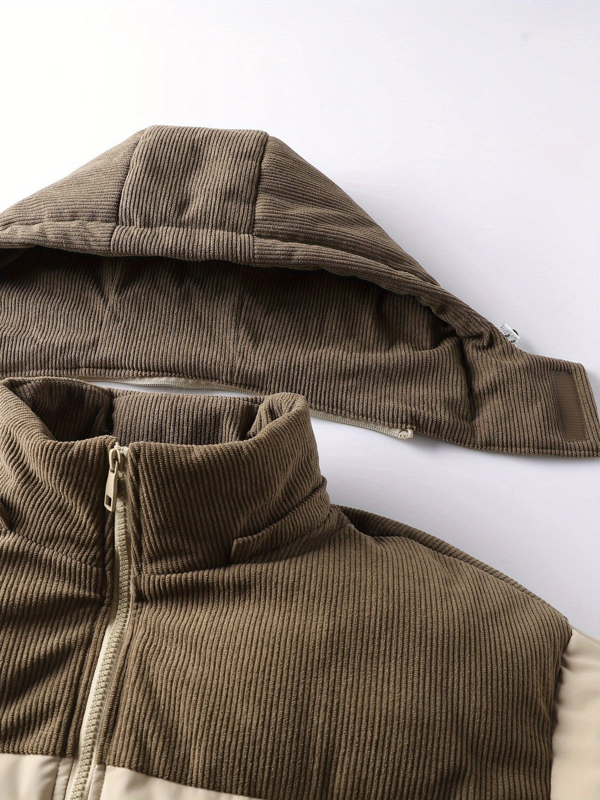 Collar and fastening detail of the men's detachable hood jacket
