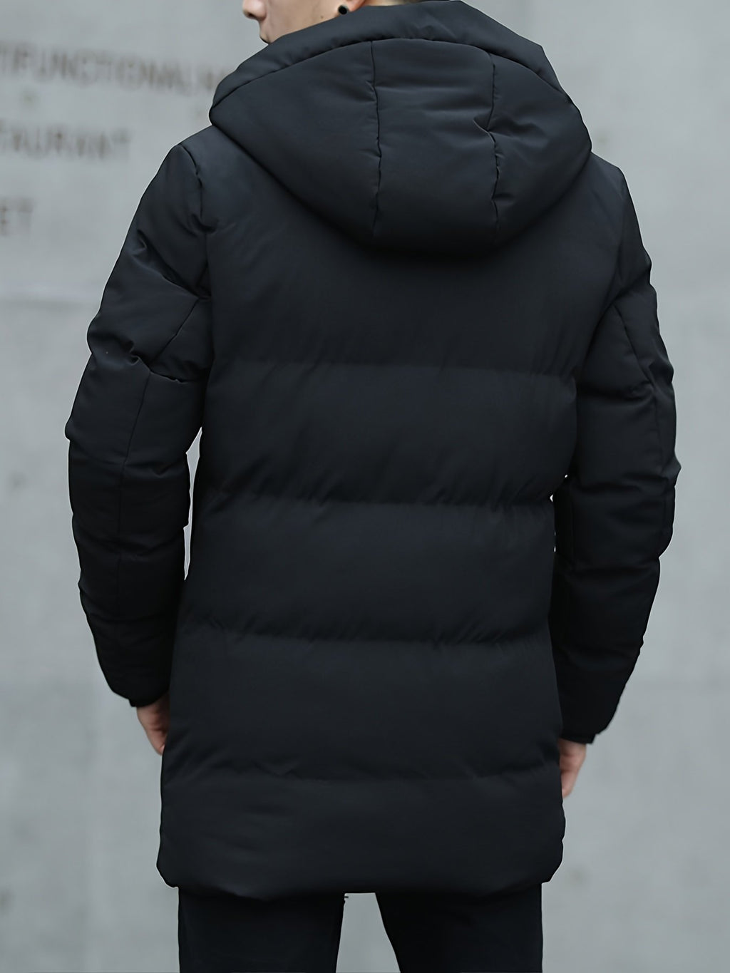 Collar and fastening detail of the men's mid-length padded parka