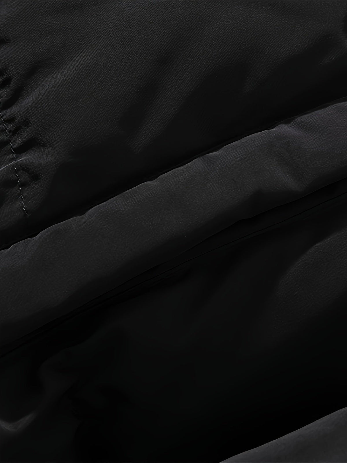 Collar and fastening detail of the men's mid-length fleece-lined jacket