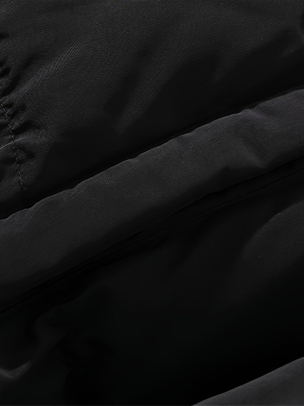 Collar and fastening detail of the men's fleece-lined hooded coat