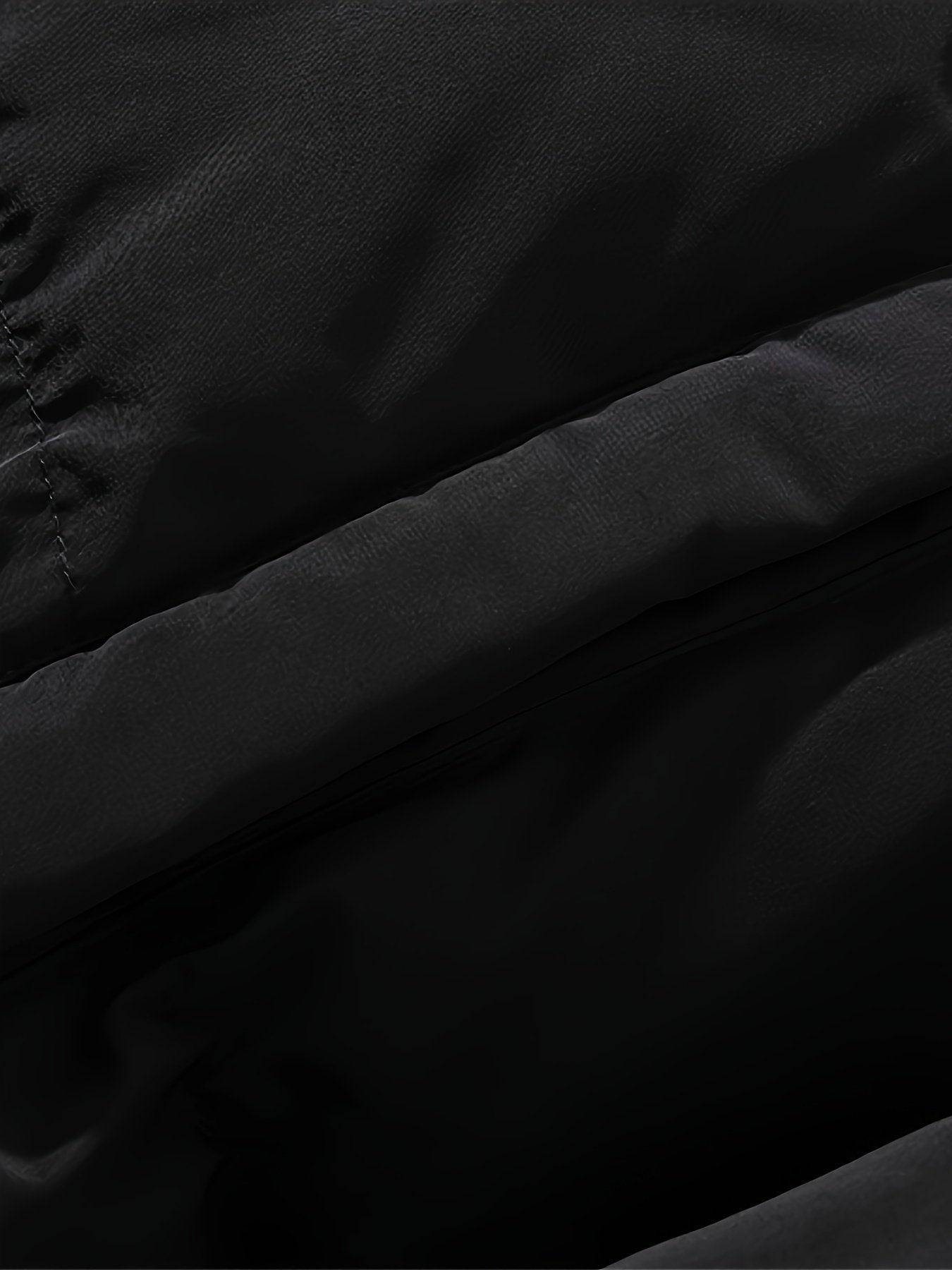 Collar and fastening detail of the men's fleece-lined hooded coat