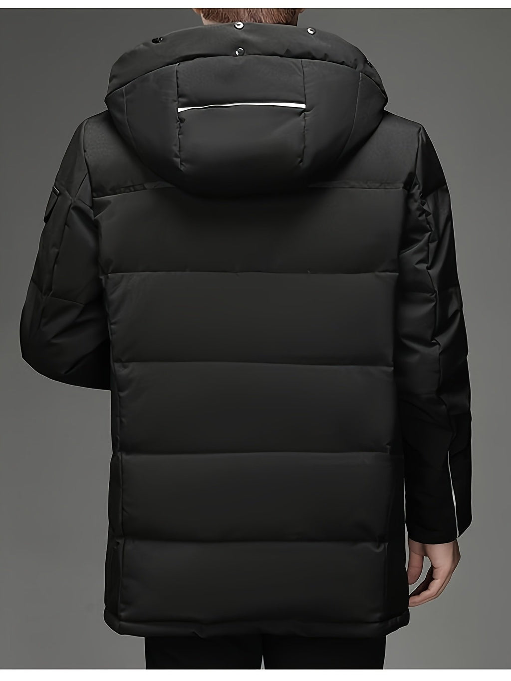 Collar and fastening detail of the men's padded hooded parka