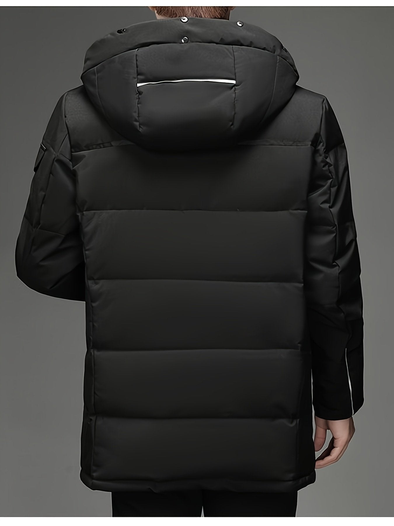 Collar and fastening detail of the men's padded hooded parka