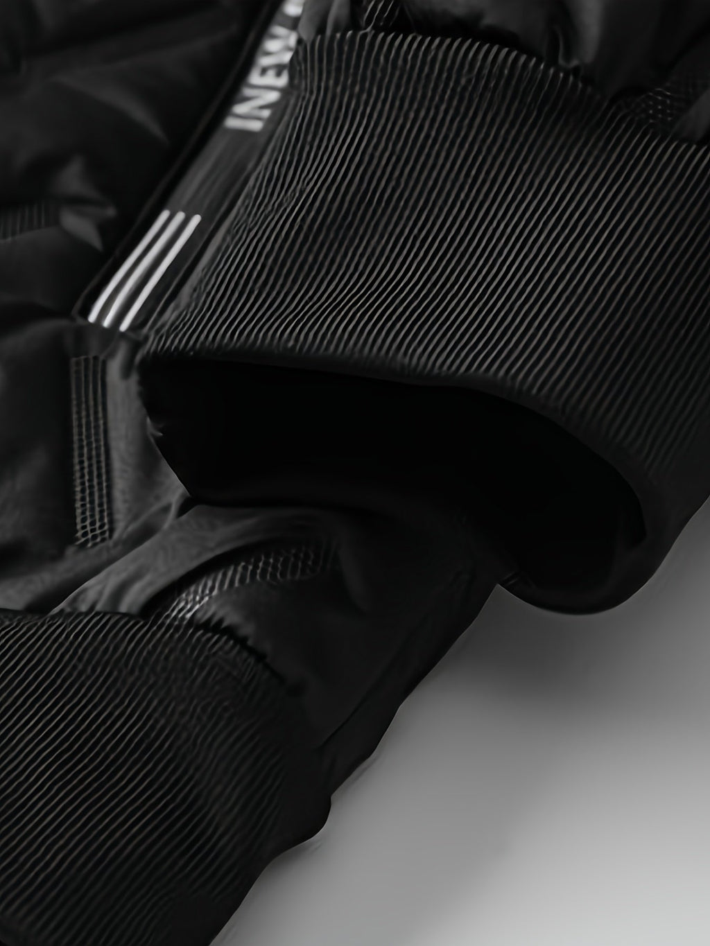 Collar and fastening detail of the men's thermal insulated jacket
