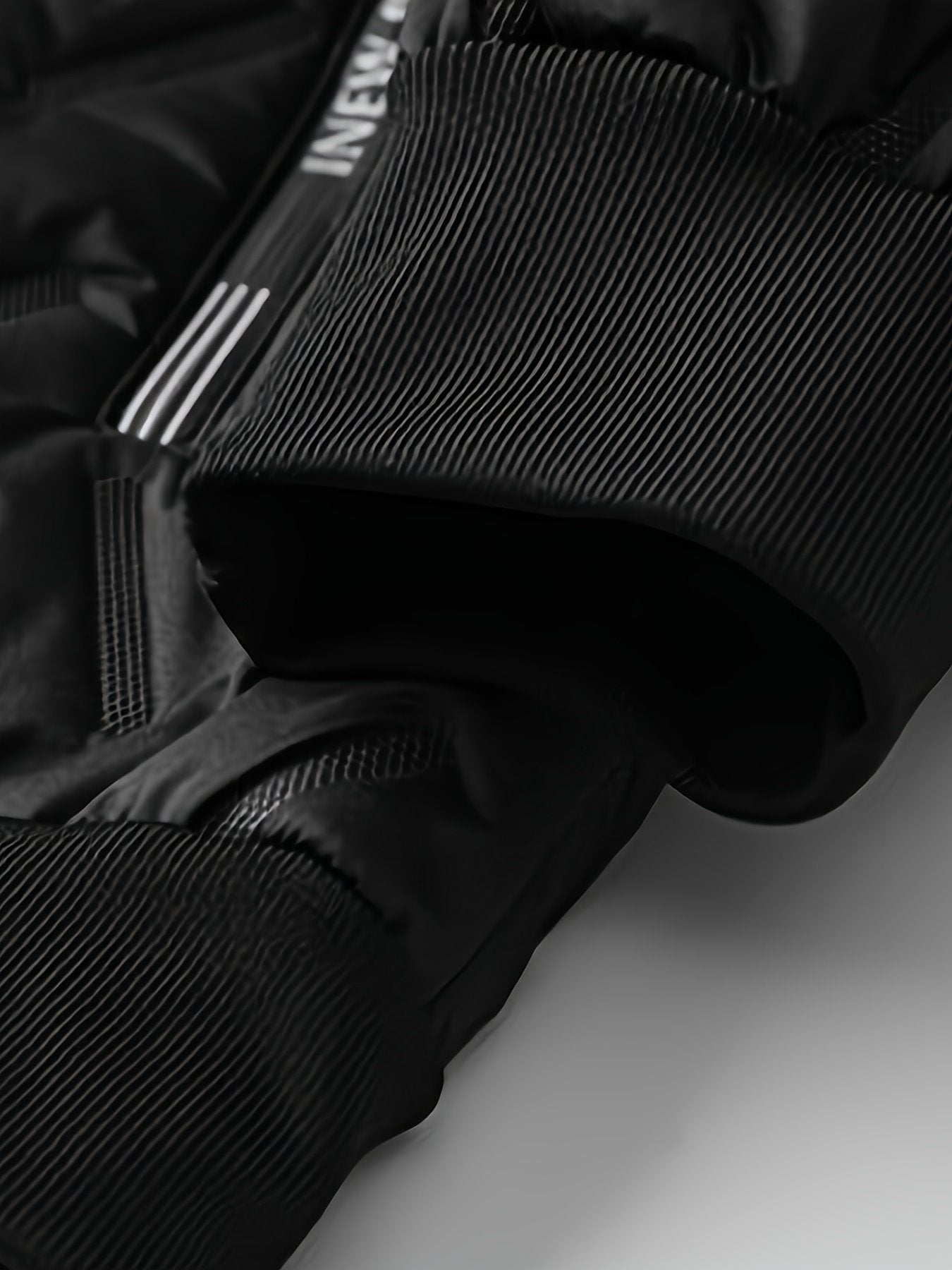 Collar and fastening detail of the men's thermal insulated jacket