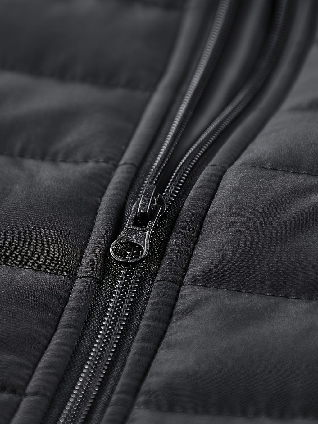 Collar and fastening detail of the men's slim padded winter jacket