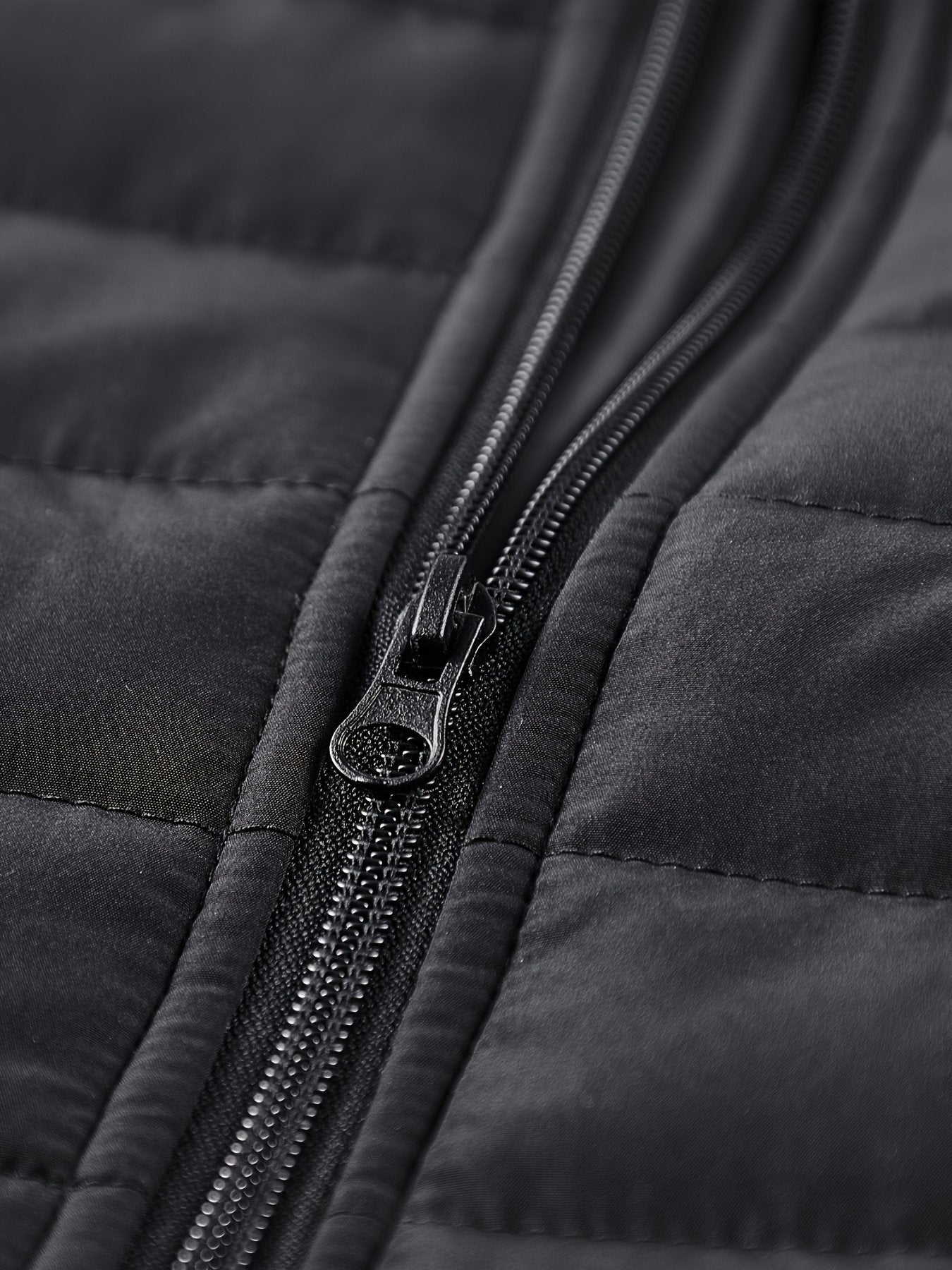 Collar and fastening detail of the men's slim padded winter jacket