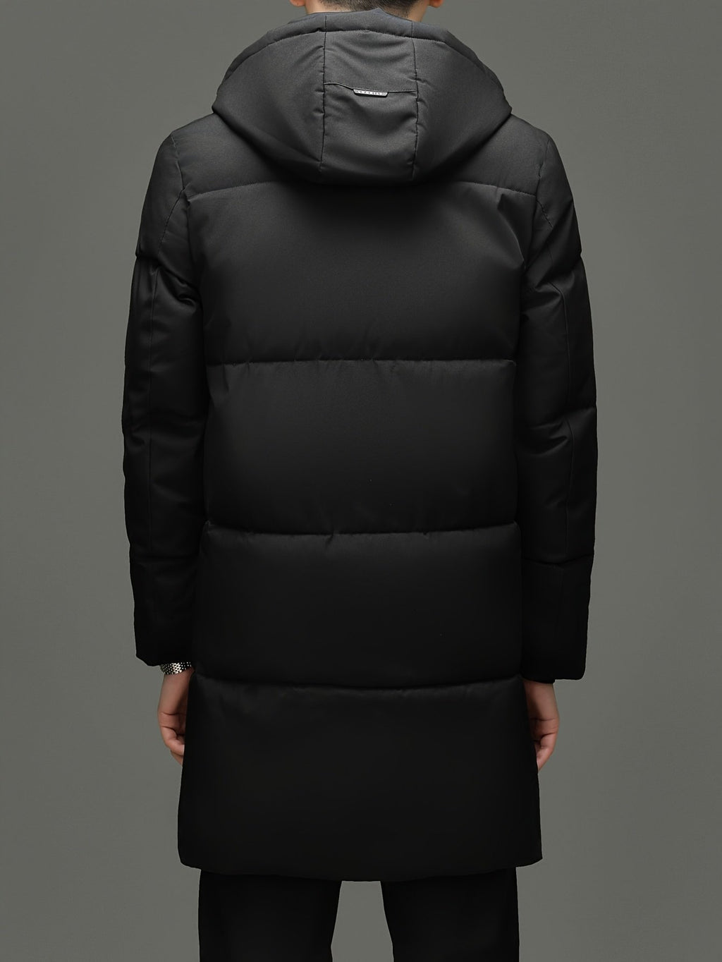 Collar and fastening detail of the men's long padded puffer jacket