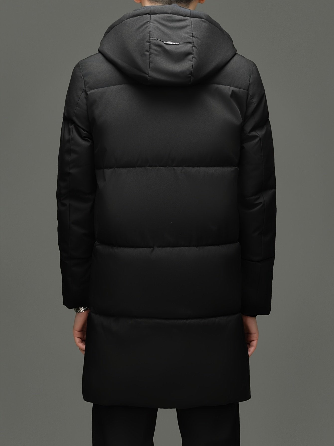 Collar and fastening detail of the men's long padded puffer jacket