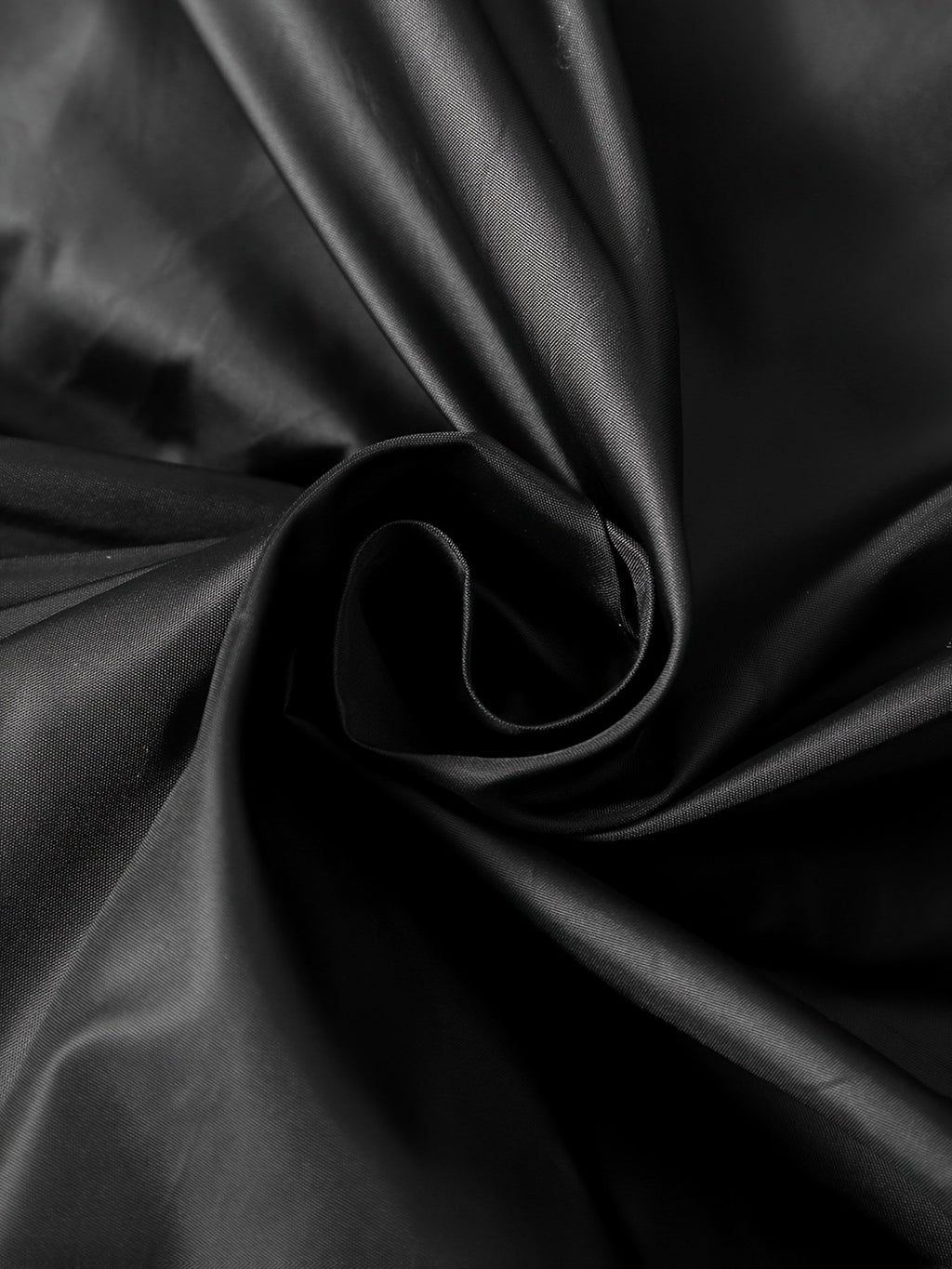 Collar and fastening detail of the men's long glossy padded jacket